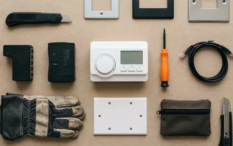 Flatlay-Arrangement rund um Heizkoerperthermostat zum Thema Homematic IP Heizkörperthermostat Basic, weiches Oberlicht - Foto: THN
