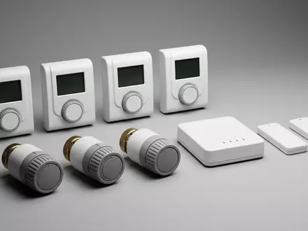 Fotorealistische Studioaufnahme von Heizungssteuerung zum Thema Homematic IP Starter Set, klare Lichtfuehrung - Foto: THN