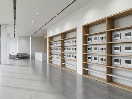 Architektur-Render im Smart-Home-Laden mit Wandthermostat zum Thema Homematic IP Wandthermostat mit, neutrales Tageslicht - Foto: THN
