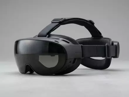 Fotorealistische Studioaufnahme von AR-Headset zum Thema Magic Leap 2 AR-Headset, klare Lichtfuehrung - Foto: THN