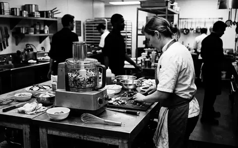 Schwarzweiss-Reportage mit Kuechenmaschine zum Thema Magimix Cook Expert Küchenmaschine, hoher Kontrast, sachlich dargestellt - Foto: THN