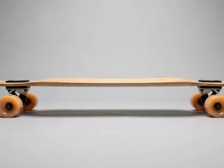 Fotorealistische Studioaufnahme von Longboard zum Thema Magneto 44 Zoll Longboard, klare Lichtfuehrung - Foto: THN
