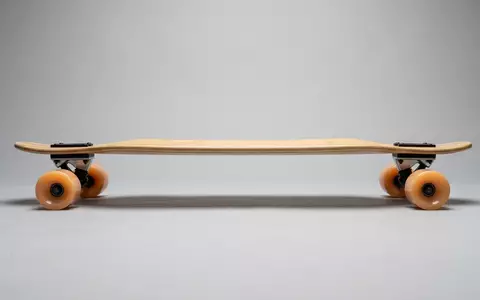 Fotorealistische Studioaufnahme von Longboard zum Thema Magneto 44 Zoll Longboard, klare Lichtfuehrung - Foto: THN