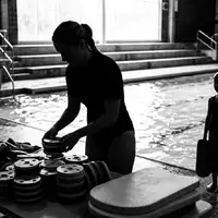 Schwarzweiss-Reportage mit Auftriebsscheibe zum Thema Finis Kinder Floating Disk, hoher Kontrast, sachlich dargestellt - Foto: THN