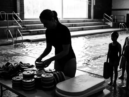 Schwarzweiss-Reportage mit Auftriebsscheibe zum Thema Finis Kinder Floating Disk, hoher Kontrast, sachlich dargestellt - Foto: THN