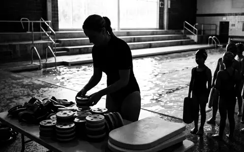 Schwarzweiss-Reportage mit Auftriebsscheibe zum Thema Finis Kinder Floating Disk, hoher Kontrast, sachlich dargestellt - Foto: THN