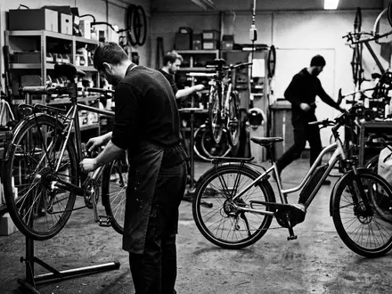 Schwarzweiss-Reportage mit Elektrofahrrad zum Thema Fischer ETH 1861.1 E-Bike, hoher Kontrast, sachlich dargestellt - Foto: THN