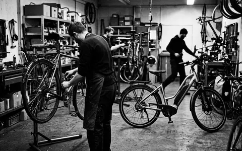 Schwarzweiss-Reportage mit Elektrofahrrad zum Thema Fischer ETH 1861.1 E-Bike, hoher Kontrast, sachlich dargestellt - Foto: THN
