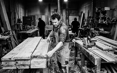 Schwarzweiss-Reportage mit Akku-Tauchsaege zum Thema Festool TSC 55 REBS, hoher Kontrast, sachlich dargestellt - Foto: THN