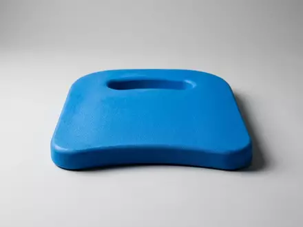Fotorealistische Studioaufnahme von Schwimmbrett zum Thema Finis Alignment Kickboard Schwimmbrett, klare Lichtfuehrung - Foto: THN