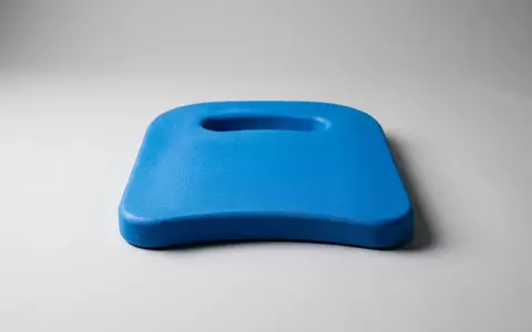 Fotorealistische Studioaufnahme von Schwimmbrett zum Thema Finis Alignment Kickboard Schwimmbrett, klare Lichtfuehrung - Foto: THN