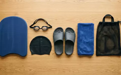 Flatlay-Arrangement rund um Schwimmbrett zum Thema Finis Alignment Kickboard Schwimmbrett, weiches Oberlicht - Foto: THN