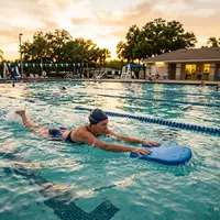 Fotorealistische Aufnahme von Schwimmbrett am Freibad zum Thema Finis Alignment Kickboard Schwimmbrett, warmes Abendlicht - Foto: THN