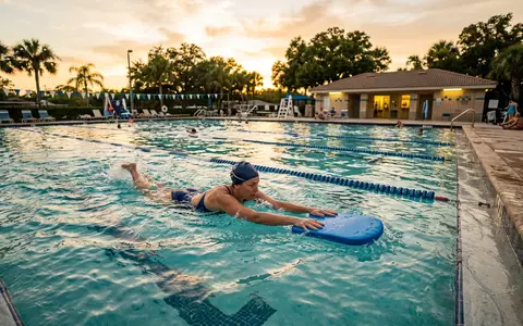 Fotorealistische Aufnahme von Schwimmbrett am Freibad zum Thema Finis Alignment Kickboard Schwimmbrett, warmes Abendlicht - Foto: THN