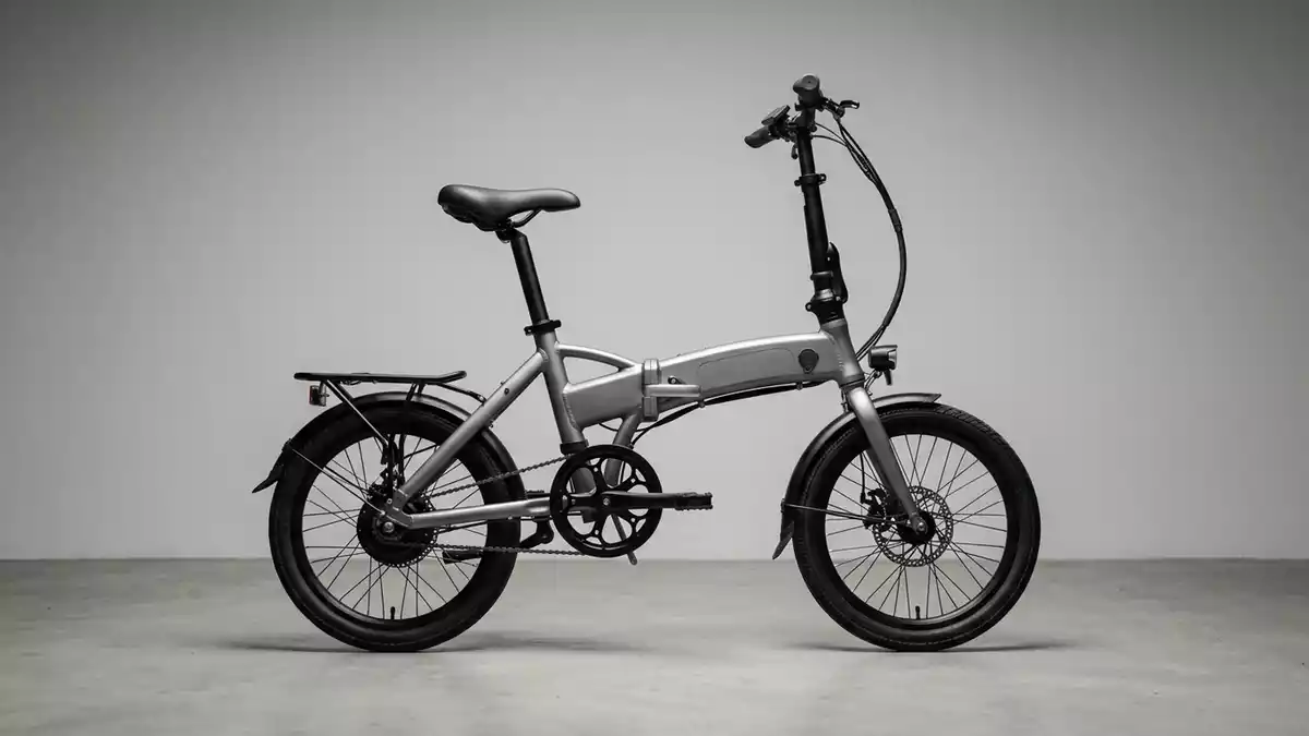 Fotorealistische Studioansicht von Elektro-Klapprad in neutraler Produktdarstellung