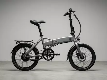 Fotorealistische Studioaufnahme von Elektro-Klapprad zum Thema Finbike CityBike Klapprad E-Bike, klare Lichtfuehrung - Foto: THN