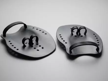 Fotorealistische Studioaufnahme von Schwimmpaddles zum Thema Finis Agility Paddles Schwimmpaddles, klare Lichtfuehrung - Foto: THN