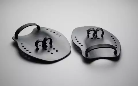 Fotorealistische Studioaufnahme von Schwimmpaddles zum Thema Finis Agility Paddles Schwimmpaddles, klare Lichtfuehrung - Foto: THN