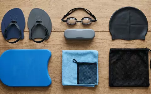 Flatlay-Arrangement rund um Schwimmpaddles zum Thema Finis Agility Paddles Schwimmpaddles, weiches Oberlicht - Foto: THN