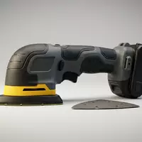Fotorealistische Studioaufnahme von Akku-Deltaschleifer zum Thema Festool DTSC 400 Akku-Deltaschleifer, klare Lichtfuehrung - Foto: THN