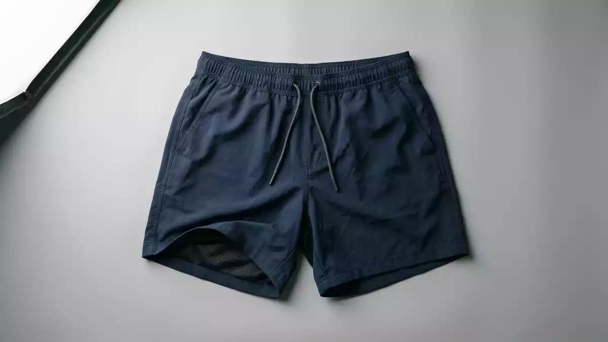 Fotorealistische Studioansicht von Badeshorts in neutraler Produktdarstellung, neutral