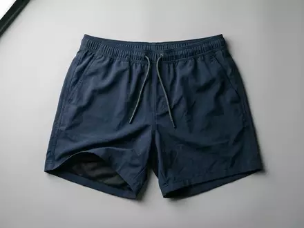 Fotorealistische Studioaufnahme von Badeshorts zum Thema True Religion Herren Badeshorts, klare Lichtfuehrung - Foto: THN
