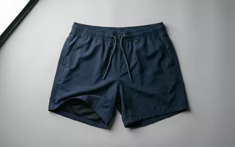 Fotorealistische Studioaufnahme von Badeshorts zum Thema True Religion Herren Badeshorts, klare Lichtfuehrung - Foto: THN