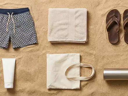 Flatlay-Arrangement rund um Badeshorts zum Thema True Religion Herren Badeshorts, weiches Oberlicht - Foto: THN