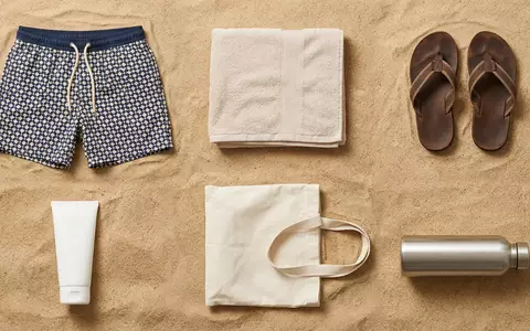 Flatlay-Arrangement rund um Badeshorts zum Thema True Religion Herren Badeshorts, weiches Oberlicht - Foto: THN
