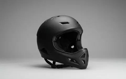 Fotorealistische Studioaufnahme von Integralhelm zum Thema TSG Pass Fullface Helm, klare Lichtfuehrung - Foto: THN