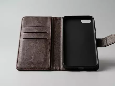 Fotorealistische Studioaufnahme von Klapphuelle zum Thema TUCCH Hülle für iPhone, klare Lichtfuehrung - Foto: THN