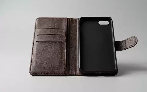 Fotorealistische Studioaufnahme von Klapphuelle zum Thema TUCCH Hülle für iPhone, klare Lichtfuehrung - Foto: THN
