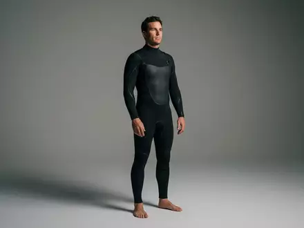 Fotorealistische Studioaufnahme von Neoprenanzug zum Thema Rip Curl Flashbomb 3, klare Lichtfuehrung - Foto: THN