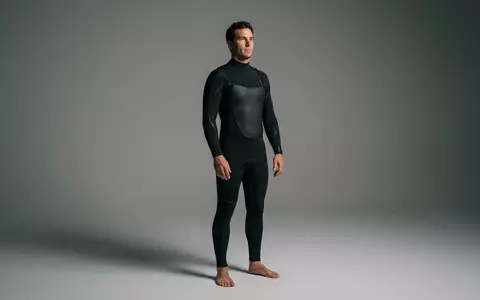 Fotorealistische Studioaufnahme von Neoprenanzug zum Thema Rip Curl Flashbomb 3, klare Lichtfuehrung - Foto: THN