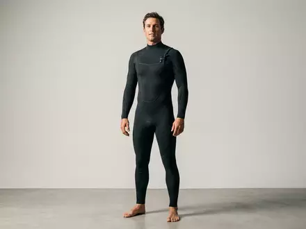 Fotorealistische Studioaufnahme von Neoprenanzug zum Thema Rip Curl Herren Dawn, klare Lichtfuehrung - Foto: THN
