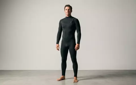 Fotorealistische Studioaufnahme von Neoprenanzug zum Thema Rip Curl Herren Dawn, klare Lichtfuehrung - Foto: THN