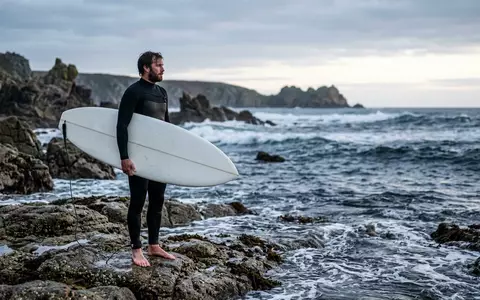 Fotorealistische Aufnahme von Neoprenanzug am Strand zum Thema Rip Curl Herren Dawn, natuerliches Licht - Foto: THN