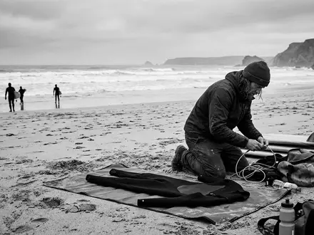Schwarzweiss-Reportage mit Neoprenanzug zum Thema Rip Curl Herren Dawn, hoher Kontrast, sachlich dargestellt - Foto: THN