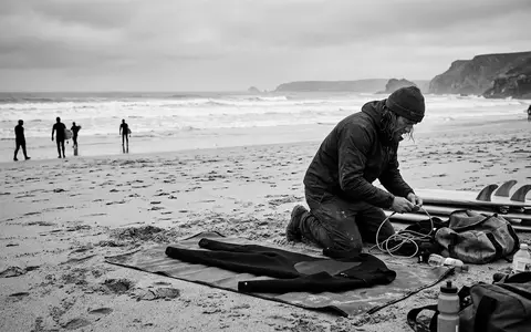 Schwarzweiss-Reportage mit Neoprenanzug zum Thema Rip Curl Herren Dawn, hoher Kontrast, sachlich dargestellt - Foto: THN