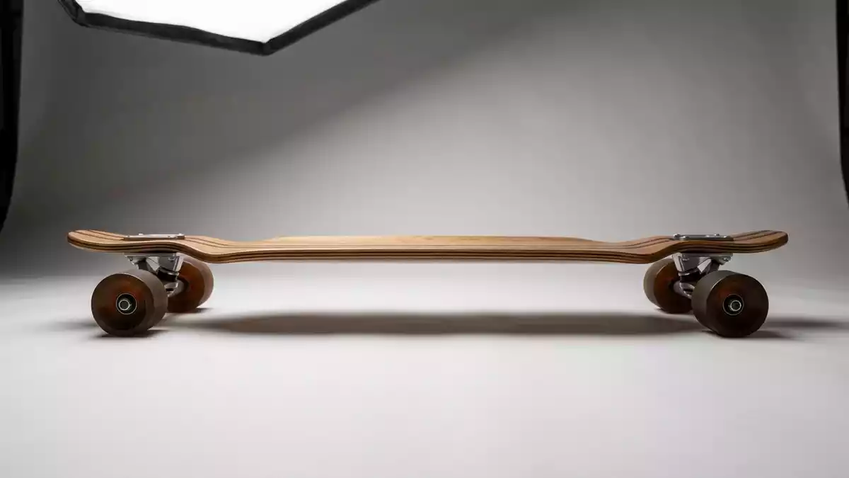 Fotorealistische Studioansicht von Longboard in neutraler Produktdarstellung, neutral