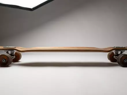 Fotorealistische Studioaufnahme von Longboard zum Thema Ridge 41 Zoll Longboard, klare Lichtfuehrung - Foto: THN