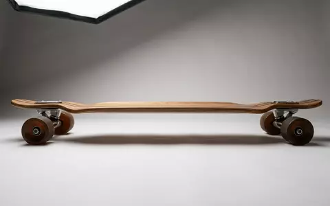 Fotorealistische Studioaufnahme von Longboard zum Thema Ridge 41 Zoll Longboard, klare Lichtfuehrung - Foto: THN