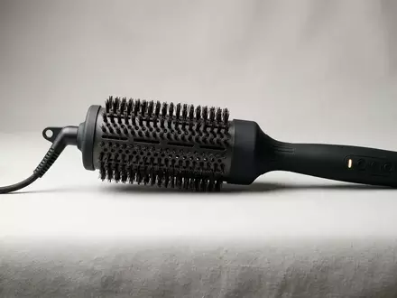 Fotorealistische Studioaufnahme von Heizbuerste zum Thema Revlon One-Step Air Dry, klare Lichtfuehrung - Foto: THN