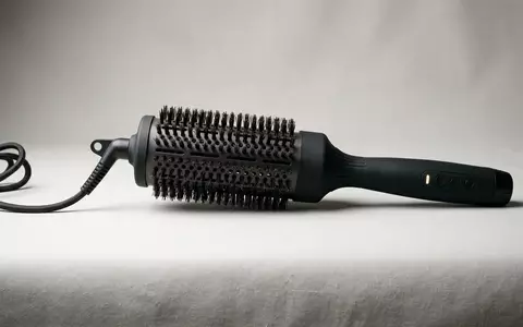 Fotorealistische Studioaufnahme von Heizbuerste zum Thema Revlon One-Step Air Dry, klare Lichtfuehrung - Foto: THN