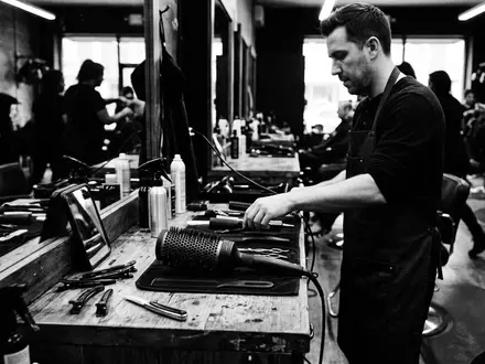 Schwarzweiss-Reportage mit Heizbuerste zum Thema Revlon One-Step Air Dry, hoher Kontrast, sachlich dargestellt - Foto: THN