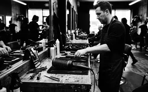 Schwarzweiss-Reportage mit Heizbuerste zum Thema Revlon One-Step Air Dry, hoher Kontrast, sachlich dargestellt - Foto: THN