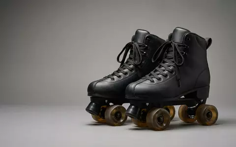 Fotorealistische Studioaufnahme von Rollschuhe zum Thema Rio Roller Rose Rollschuhe, klare Lichtfuehrung - Foto: THN