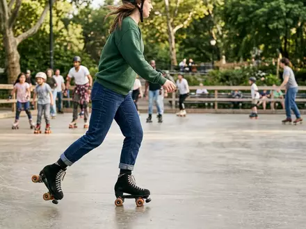 Fotorealistische Aufnahme von Rollschuhe auf der Rollbahn zum Thema Rio Roller Rose Rollschuhe, natuerliches Licht - Foto: THN