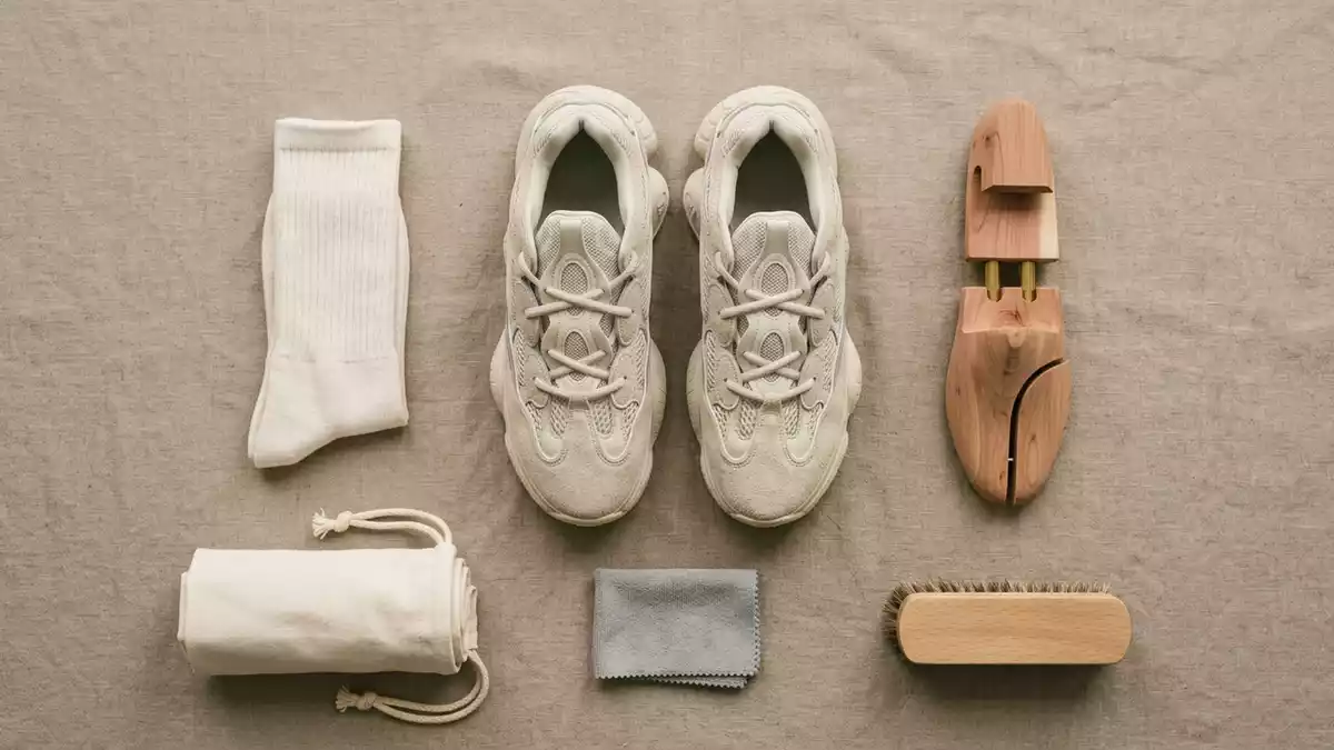 Flatlay-Arrangement rund um Sneaker mit passenden Requisiten von oben, neutral