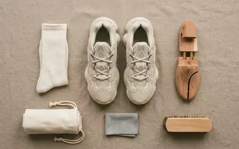 Flatlay-Arrangement rund um Sneaker zum Thema Puma RS-X Sneaker, weiches Oberlicht, sachlich dargestellt - Foto: THN
